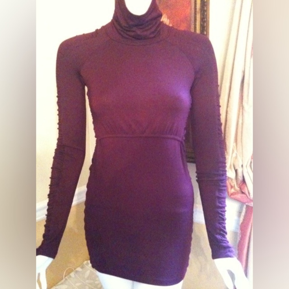 LADIES LARRIVO BURGUNDY WINE RED MATERNITY / NURSING TUNIC TURTLENECK
- SMALL